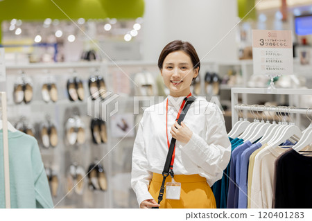 在服裝店工作的女人 120401283