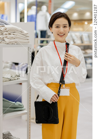 在服裝店工作的女人 120401287