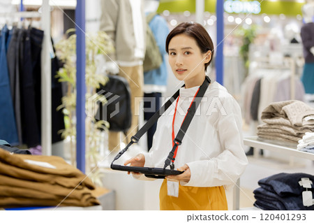 服裝店店員管理庫存 服裝店店員管理庫存 120401293