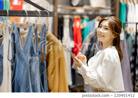 喜歡在服裝店購物的女人 120401452