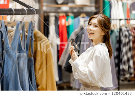 喜歡在服裝店購物的女人 喜歡在服裝店購物的女人 120401453
