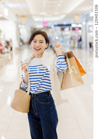 對爆炸性購物感到滿意的女人 120401506