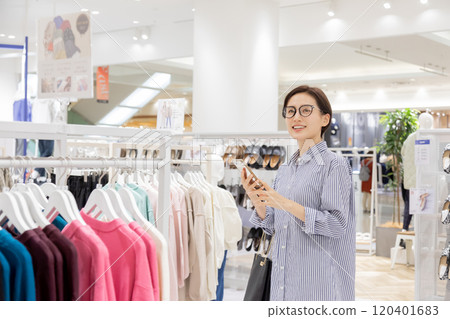 女人享受在一家精品店購物 120401683