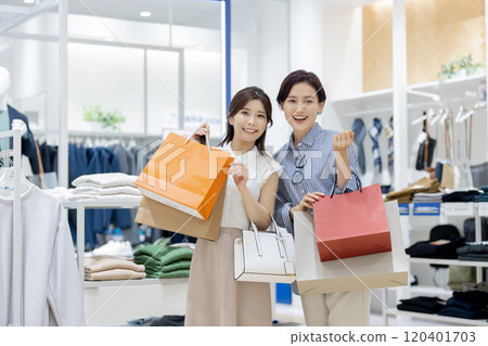 對爆炸性購物感到滿意的女人 120401703