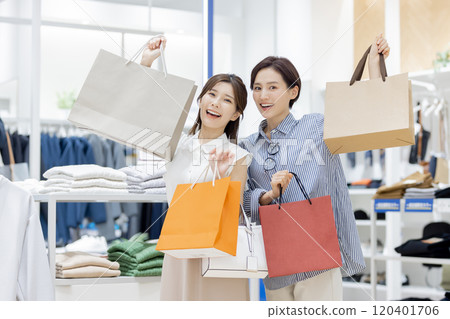 對爆炸性購物感到滿意的女人 120401706