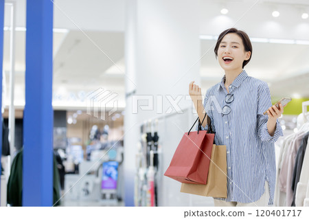 對爆炸性購物感到滿意的女人 120401717