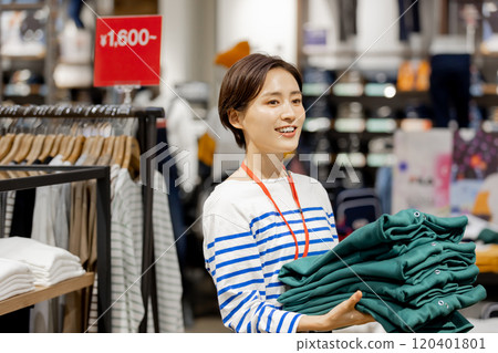 在精品店工作的女人 120401801
