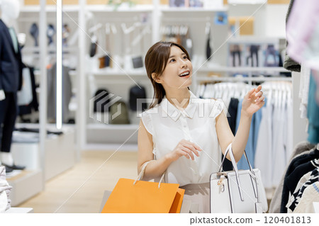 女人享受在一家精品店購物 女人享受在一家精品店購物 120401813