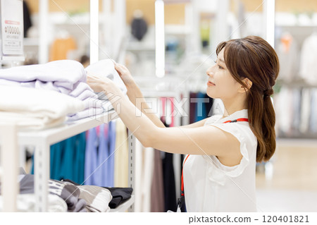 在精品店工作的女人 120401821