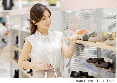 女人享受在一家精品店購物 120401842