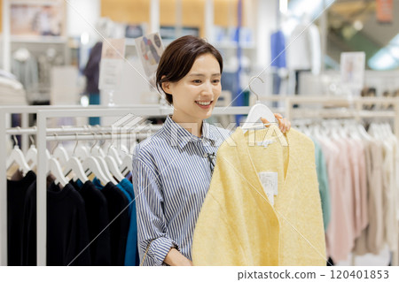 女人享受在一家精品店購物 女人享受在一家精品店購物 120401853