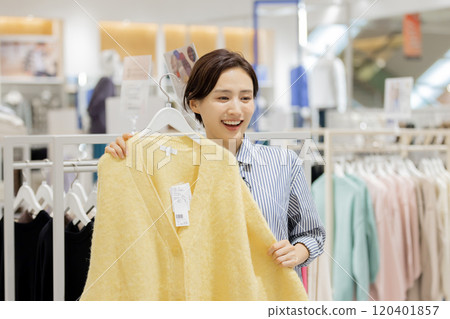 女人享受在一家精品店購物 120401857