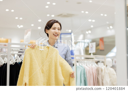 女人享受在一家精品店購物 120401884