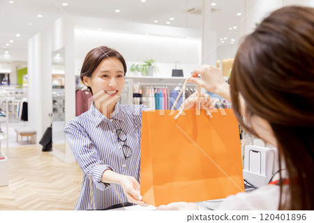 領取紙袋和商品的女性』 領取紙袋和商品的女性』 120401896