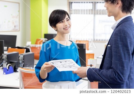 移交材料的資深女商人 移交材料的資深女商人 120402023