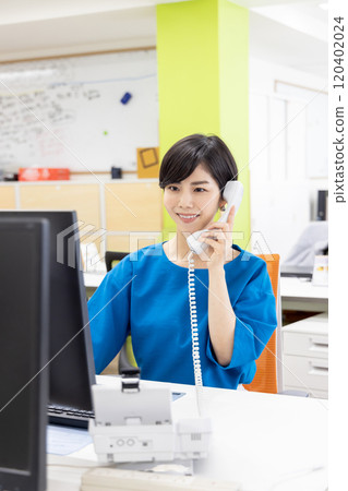 在辦公室接電話的女人 在辦公室接電話的女人 120402024