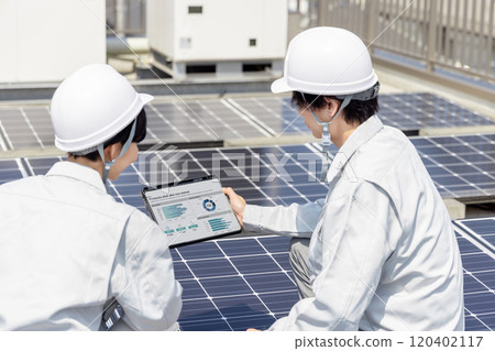 Businessmen and female workers checking solar panels 120402117