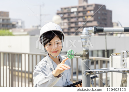 檢查管道的女工 120402123