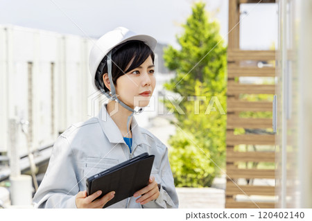 檢查變電站設備的女工 120402140