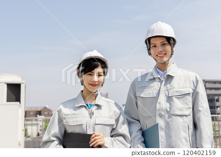 工廠和穿工作服的青年男女 工廠和穿工作服的青年男女 120402159