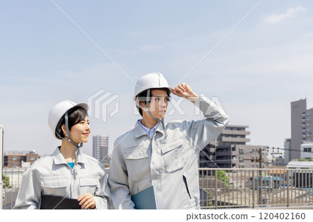 抬頭看著天空的工人 抬頭看著天空的工人 120402160