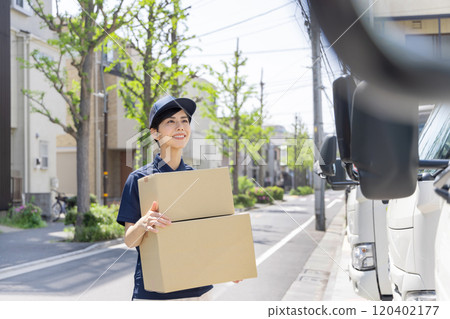 Image of logistics and transportation industry Women carrying luggage Image of logistics and transportation industry Women carrying luggage 120402177