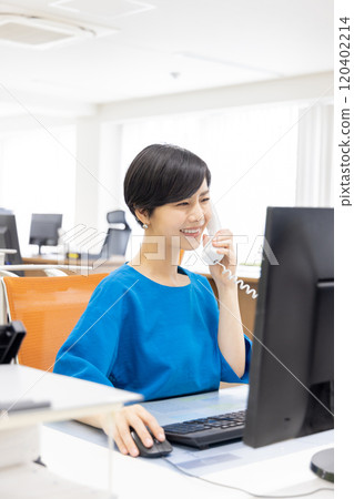 在辦公室接電話的女人 在辦公室接電話的女人 120402214
