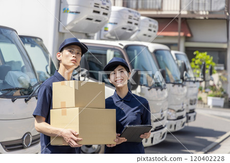 物流/運輸業形象 提著行李的男女 120402228