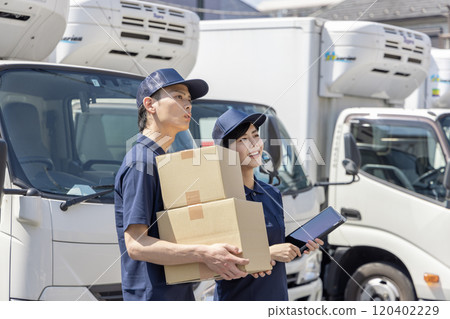 物流/運輸業形象 提著行李的男女 120402229