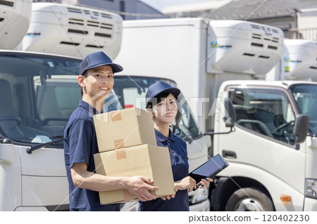 Image of logistics / transportation industry Men and women carrying luggage Image of logistics / transportation industry Men and women carrying luggage 120402230