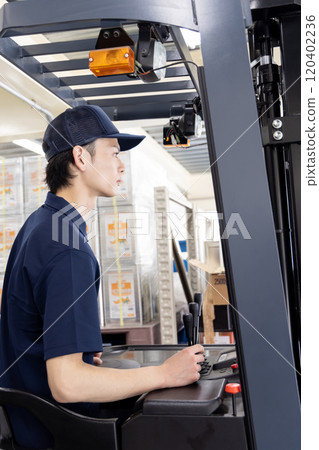 物流/運輸業：駕駛叉車的人 120402236