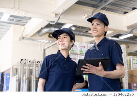 Logistics / transportation industry image Luggage list / inventory check 120402250