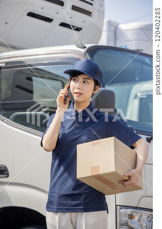 Logistics / transportation industry: A woman who contacts with a smartphone 120402285