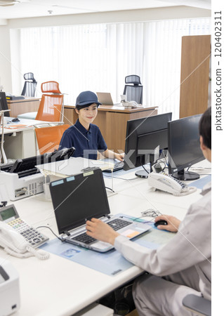 在物流/運輸行業辦公室工作的人 在物流/運輸行業辦公室工作的人 120402311