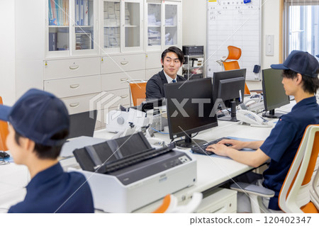 在物流/運輸行業辦公室工作的人 120402347