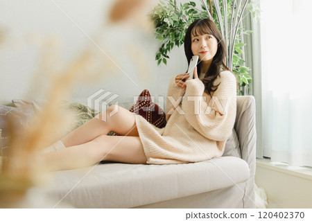 放鬆在沙發的婦女 放鬆在沙發的婦女 120402370