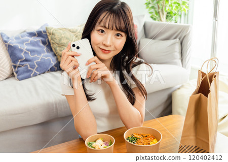 使用午餐外賣和送貨上門的年輕女性 120402412