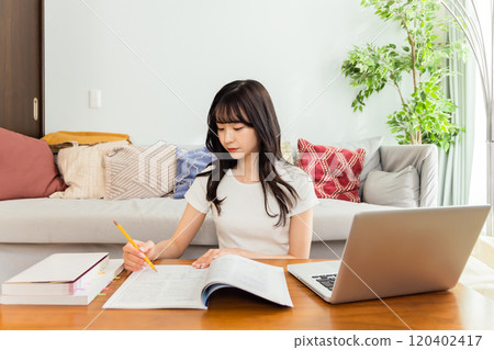 為獲得資格而學習的年輕女性 為獲得資格而學習的年輕女性 120402417