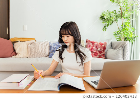 為獲得資格而學習的年輕女性 為獲得資格而學習的年輕女性 120402418
