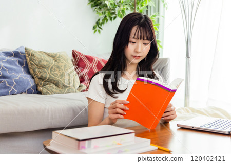 A young woman who solves past questions with a red book Trends and countermeasures University entrance exam 120402421