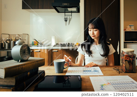 看電視遙控器的女人 看電視遙控器的女人 120402511