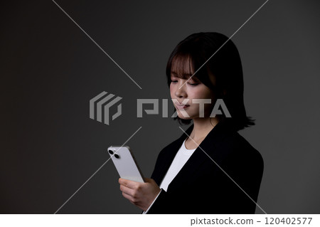 使用智慧型手機的女商人,黑色背景,黑色背景 使用智慧型手機的女商人,黑色背景,黑色背景 120402577