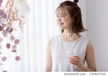 喝水醒來的女人 喝水醒來的女人 120402588