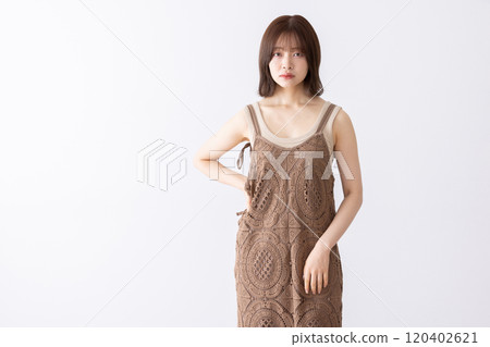 年輕女子擺姿勢 120402621