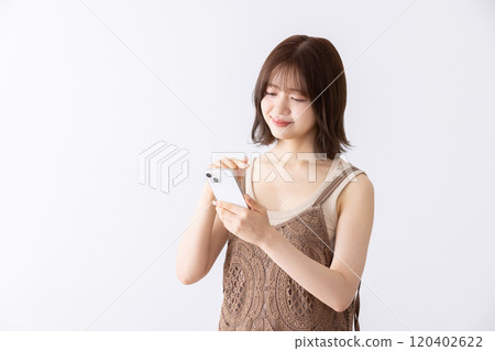 使用智能手機的少婦 使用智能手機的少婦 120402622