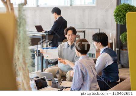 在設計師辦公室工作的男男女女 在設計師辦公室工作的男男女女 120402691