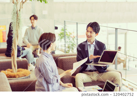 在設計師辦公室工作的男男女女 120402752