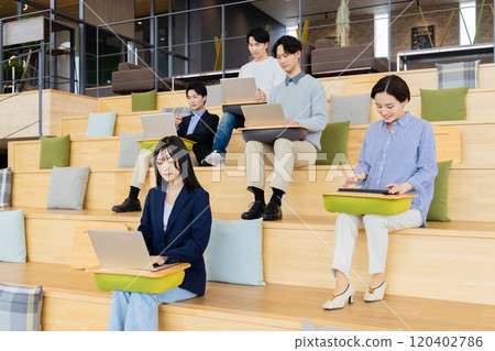 在時尚設計師辦公室工作的男男女女，分層樓梯 120402786