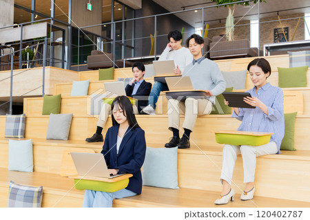 在時尚設計師辦公室工作的男男女女，分層樓梯 120402787