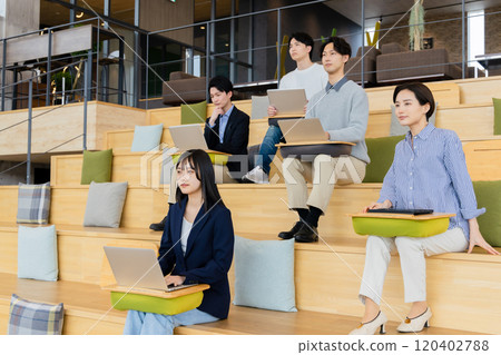 在時尚設計師辦公室工作的男男女女,分層樓梯 在時尚設計師辦公室工作的男男女女,分層樓梯 120402788